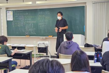 通信制高校 受験 授業 夏期講習 講座 教師 生徒 先生 黒板 教室