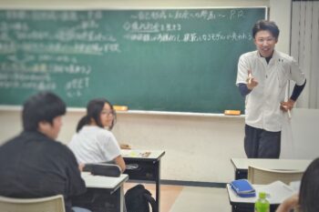通信制高校 受験 授業 夏期講習 講座 教師 生徒 先生 黒板 教室