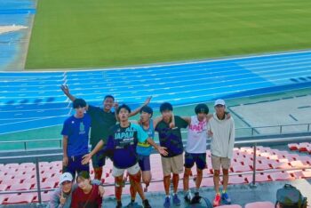 通信制高校 部活動 大会 集合写真 陸上 競技場 スタジアム