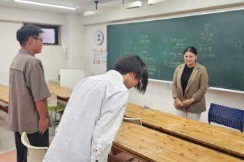 通信制高校 受験 授業 夏期講習 講座 教師 生徒 先生 黒板 教室 就職活動 面接練習 ジンジブ