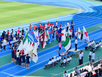 通信制高校　部活動　大会　集合写真　陸上　開会式　旗