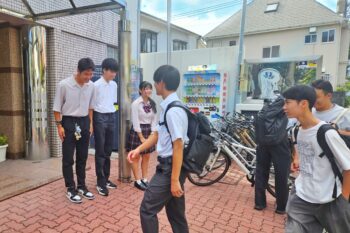 通信制高校 玄関 生徒会 生徒 登校 挨拶運動 通学