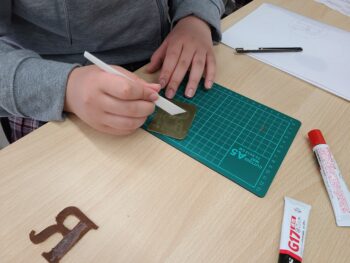 通信制高校　レザークラフト　選択授業　キャリア授業　生徒　作業