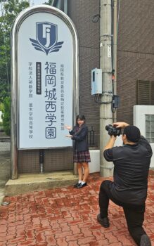通信制高校　写真撮影　制服　ホームページ　パンフレット　生徒　カメラマン　看板　