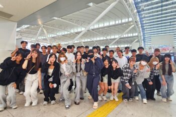通信制高校 空港 福岡 集合写真 修学旅行