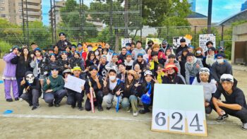 通信制高校 運動会 体育祭 グラウンド 仮装 集合写真 記念写真 ハロウィン