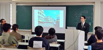 通信制高校　授業　生徒　講師　スーツ　男性　カンボジア　プロジェクター　スクリーン