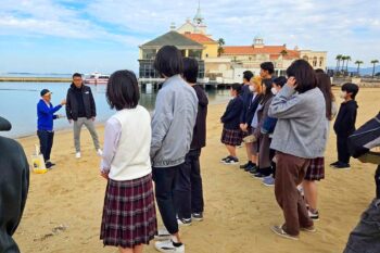 通信制高校 授業 屋外 ゴミ拾い 海 清掃 ボランティア 海岸 砂浜 環境問題 SDGs