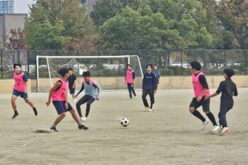 通信制高校　高校生　部活動　練習　グラウンド　青春　サッカー