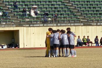 通信制高校 部活動 サッカー グラウンド ユニフォーム 試合 大会 チーム 団結 円陣