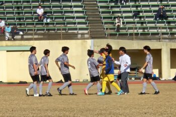 通信制高校 部活動 サッカー グラウンド ユニフォーム 試合 大会 チーム 団結 歓喜 勝利の瞬間
