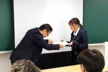 通信制高校 終業式 表彰 賞状授与 校長先生 生徒 教室