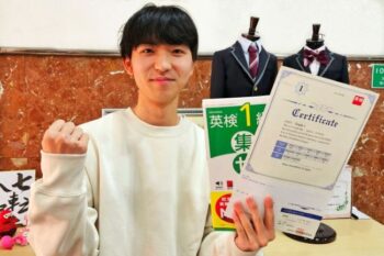 通信制高校 私服 生徒 英検 合格 記念写真 参考書