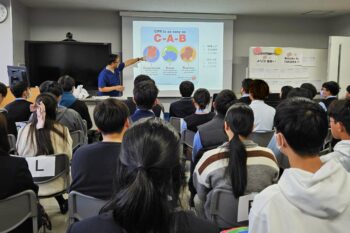 通信制高校 教室 大学 教授 公議 スクリーン