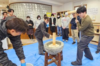 通信制高校　始業式　新年行事　イベント　餅つき　杵　臼　教室　笑顔　生徒