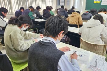 通信制高校 試験 テスト 机 教室 問題 生徒 学習 緊張