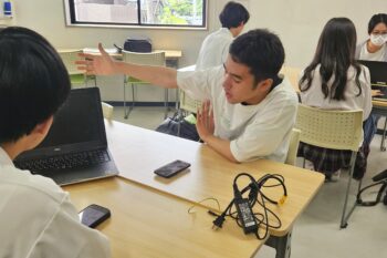 通信制高校　探究学習　探究活動　話し合い　パソコン　グループ学習　グループワーク