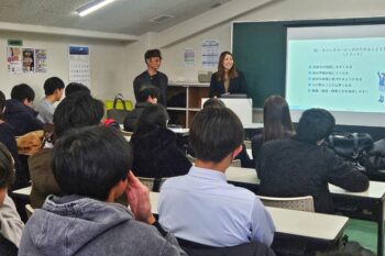 通信制高校 授業 質疑応答 先生 生徒 教室 講義