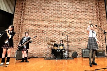 通信制高校　ステージ発表　成果発表　軽音楽　バンド　観客
