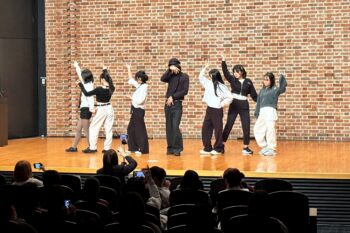 通信制高校　ステージ発表　成果発表　ダンス　観客