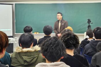 通信制高校　修了式　教室　校長挨拶　黒板　生徒　話　