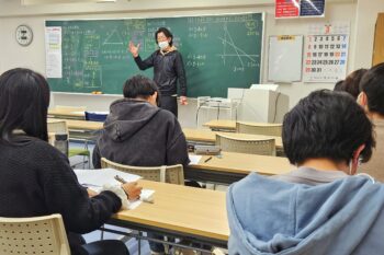 通信制高校　授業　受験勉強　受験対策　春期講習　教室　先生　生徒　教室