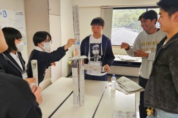 通信制高校　新入生　事前登校　アクティビティ　新聞紙　タワー作り　グループワーク　交流