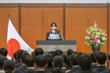 通信制高校　入学式　演台　新入生　代表　挨拶　国旗　日の丸