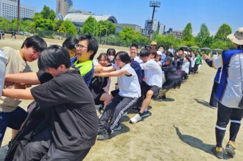 通信制高校　快晴　グラウンド　体育祭　綱引き