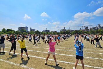 通信制高校　快晴　グラウンド　体育祭　準備運動