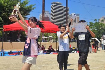 通信制高校　快晴　グラウンド　体育祭　表彰　トロフィー　喜ぶ