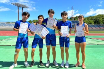 通信制高校　ユニフォーム　集合写真　高校生　部活動　陸上　競技場