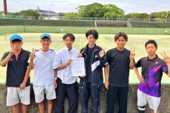 通信制高校　ユニフォーム　集合写真　高校生　部活動　ソフトテニス　テニスコート