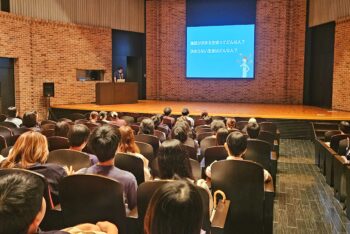 通信制高校　講堂　進路ガイダンス　観客　スクリーン　