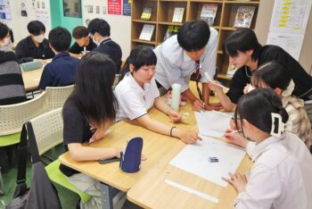 通信制高校　部活動　教室　探究学習　プレゼンテーション　準備　グループワーク