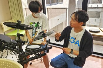 通信制高校　授業　軽音楽　先生　生徒　ドラム　個別指導