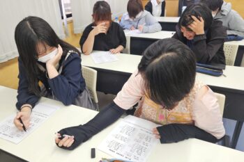 通信制高校　教室　生徒　投票　考え中