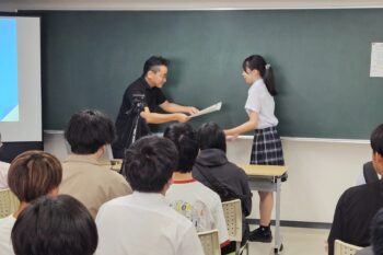 通信制高校 終業式 表彰 生徒 賞状 授与 校長先生