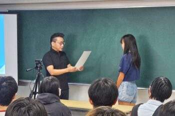 通信制高校　終業式　表彰　生徒　賞状　授与　校長先生