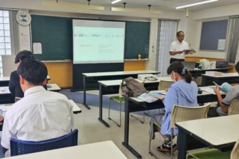 通信制高校　校内　大学　説明会　教室　教授　話を聞く生徒