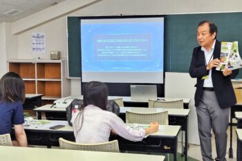 通信制高校　校内　大学　説明会　教室　教授　話を聞く生徒