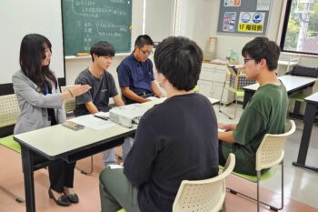 通信制高校　授業　夏期講習　生徒　教室　就職活動　面接練習