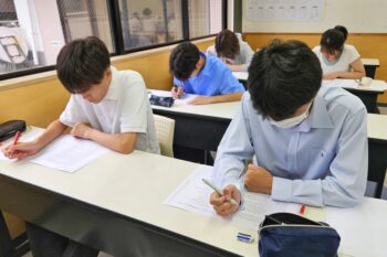 通信制高校　授業　夏期講習　受験勉強　生徒　教室　プリント　問題を解く