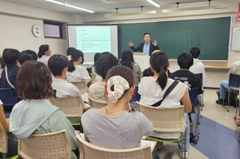 通信制高校　教室　始業式　校長先生　