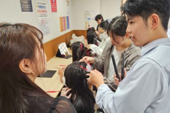 通信制高校 ヘアメイク 授業 先生 説明 生徒